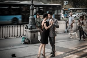 Casal a dançar na rua — Oridanza