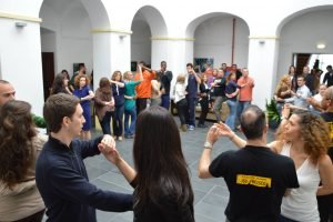Grupo a dançar em pátio — Oridanza