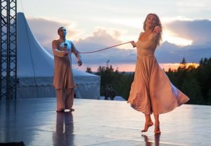 Bailarinas em palco ao pôr do sol