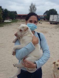 Lilian com o seu cão adoptado