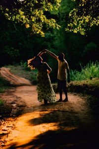 Casal a dançar ao pôr do sol