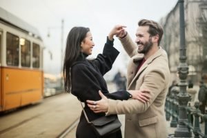 Casal a dançar na rua